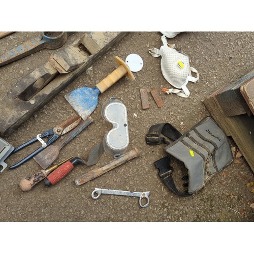 149 - A mixed lot of hand tools and workshop accessories, including a wooden jack plane, ball-pein hammer,... 