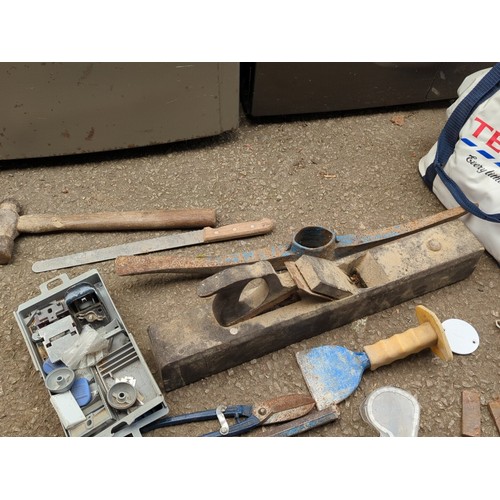 149 - A mixed lot of hand tools and workshop accessories, including a wooden jack plane, ball-pein hammer,... 