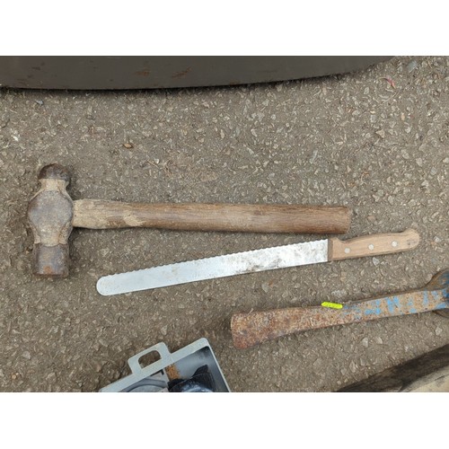 149 - A mixed lot of hand tools and workshop accessories, including a wooden jack plane, ball-pein hammer,... 