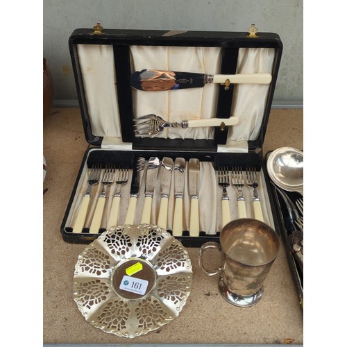 161 - A group of assorted cutlery, including a cased George Hides & Son, Echo, Sheffield stainless ste... 
