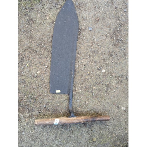 168 - Hay cutting knife with broad leaf-shaped blade and downturned tang, fitted with a cross T-handle.