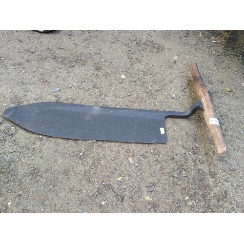 168 - Hay cutting knife with broad leaf-shaped blade and downturned tang, fitted with a cross T-handle.