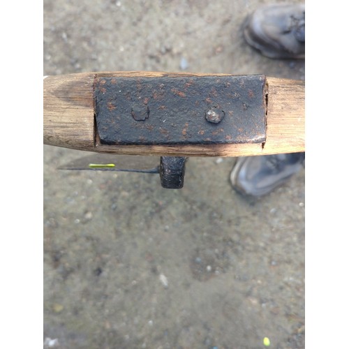 168 - Hay cutting knife with broad leaf-shaped blade and downturned tang, fitted with a cross T-handle.