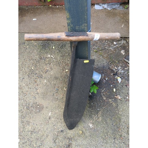 168 - Hay cutting knife with broad leaf-shaped blade and downturned tang, fitted with a cross T-handle.