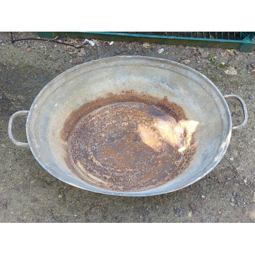 172 - Galvanised steel oval wash tub.