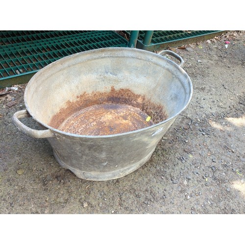 172 - Galvanised steel oval wash tub.