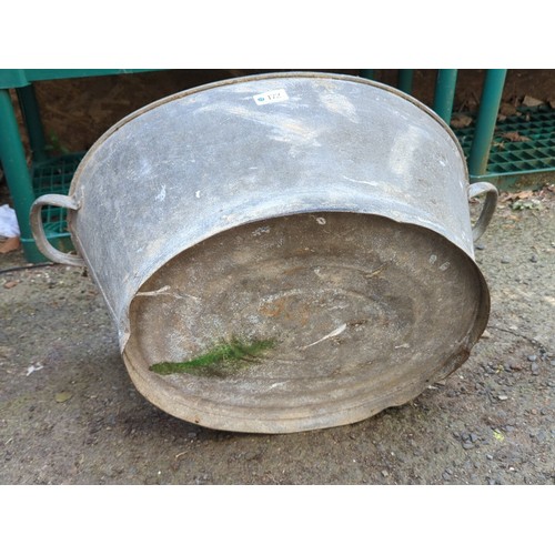 172 - Galvanised steel oval wash tub.