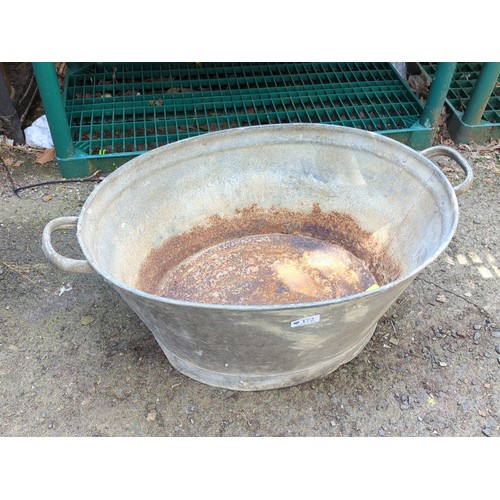 172 - Galvanised steel oval wash tub.