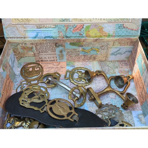 173 - A mixed lot of brass and ironware including two long-handled cider measures, various horse brasses o... 
