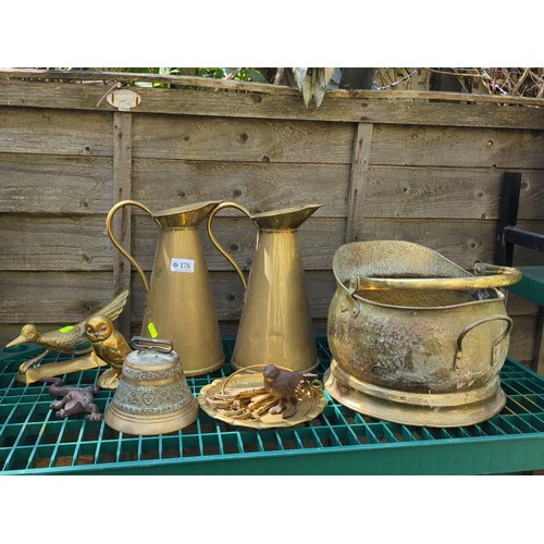 178 - A group of brassware and metal desk ornaments including two trumpet-form jugs, a coal scuttle with s... 