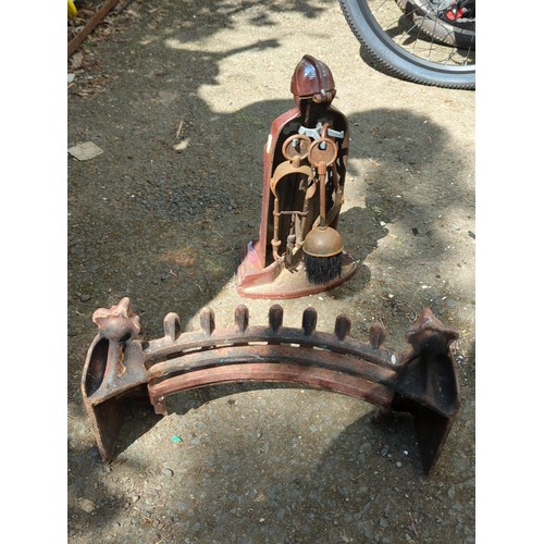 186 - Late 19th/early 20th century cast-iron fireplace companion set—an armoured knight-form tool stand, f... 