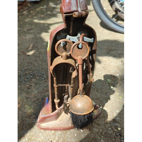 186 - Late 19th/early 20th century cast-iron fireplace companion set—an armoured knight-form tool stand, f... 