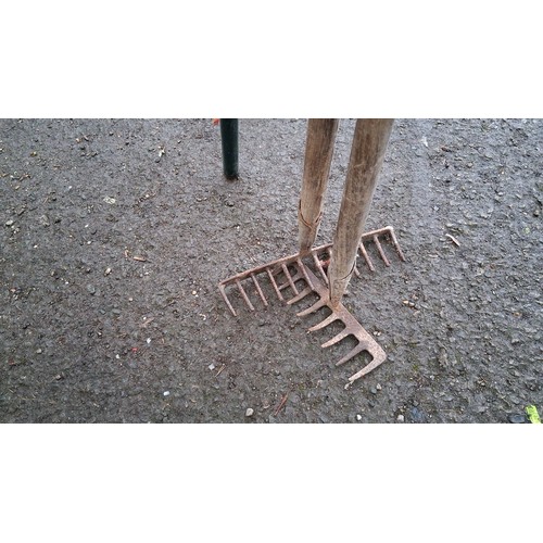 216 - 3 x long-handled garden tools comprising a lopper with orange ratchet mechanism, spring return and c... 