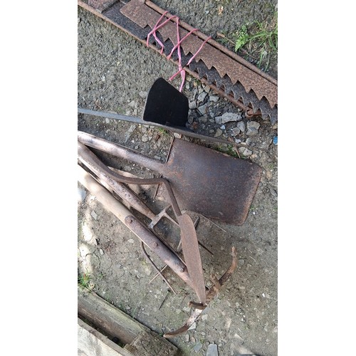 199 - A quantity of garden tools including long-handled implements comprising spades, forks, and digging t... 