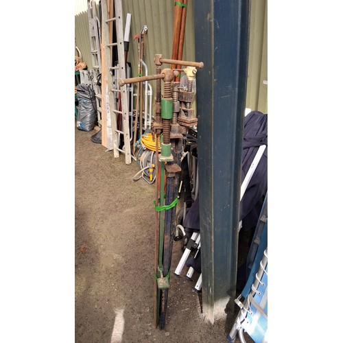 223 - 4 heavy-duty steel sash clamps, each with threaded shafts, T-bar handles and sliding clamp jaws.