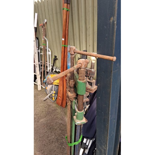 223 - 4 heavy-duty steel sash clamps, each with threaded shafts, T-bar handles and sliding clamp jaws.