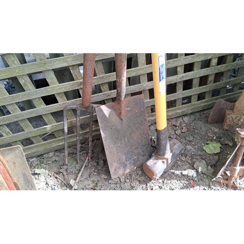 233 - Faithfull Tools sledge hammer, 4.5kg (10lb), together with long-handled fork and spade.