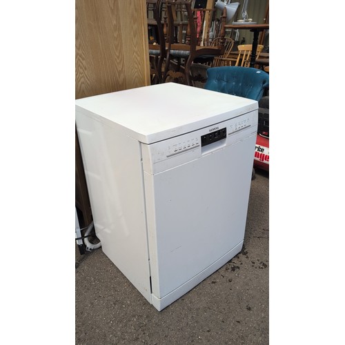 137b - Siemens freestanding dishwasher.