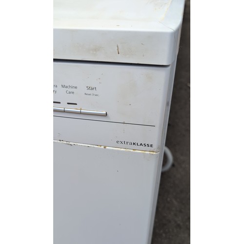 137b - Siemens freestanding dishwasher.