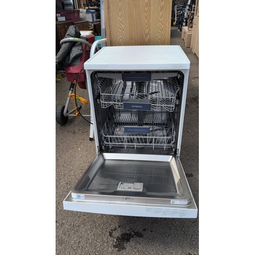 137b - Siemens freestanding dishwasher.