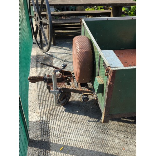 80 - Single-axle utility trailer with green panelled sides and steel frame, open box body with internal s... 
