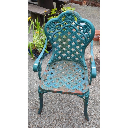 82 - A heavy cast-iron garden bistro suite.