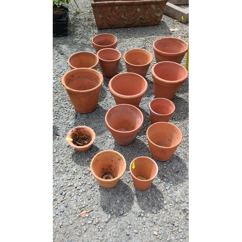 86 - A collection of terracotta garden flowerpots.