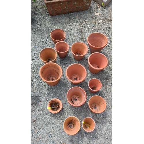 86 - A collection of terracotta garden flowerpots.