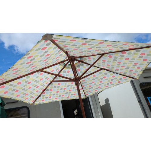 95 - Garden parasol with multicoloured polka-dot canopy, accompanied by a grey weighted base and a matchi... 