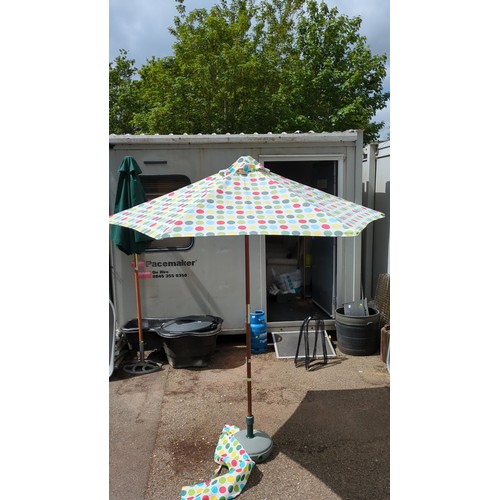 95 - Garden parasol with multicoloured polka-dot canopy, accompanied by a grey weighted base and a matchi... 