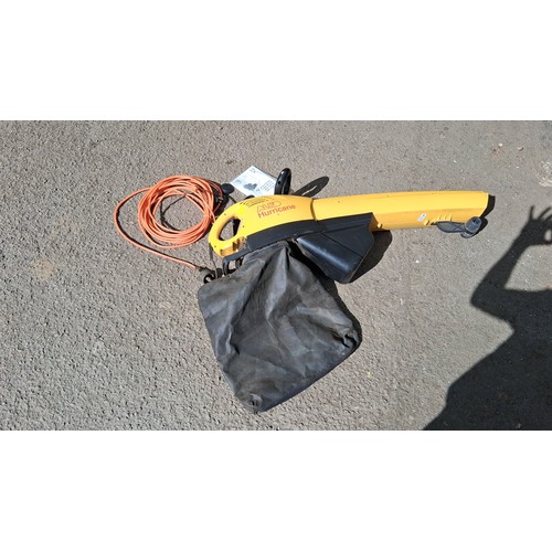 211 - AL-KO Hurricane electric garden vacuum and leaf blower, model 2400 EL, with collection bag and instr... 