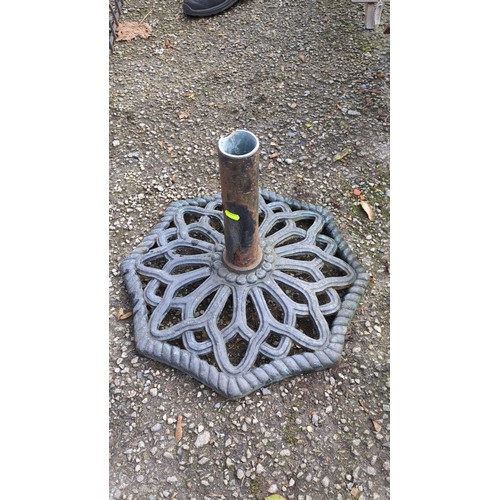 Garden parasol base in cast metal, with a octagonal openwork floral ...