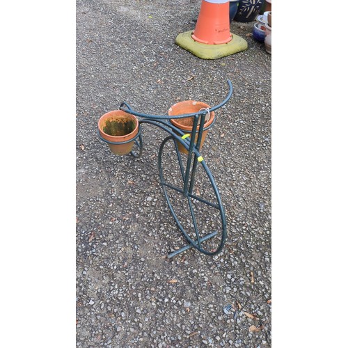 Bicycle-form garden planter in painted tubular metal, with spoked ...