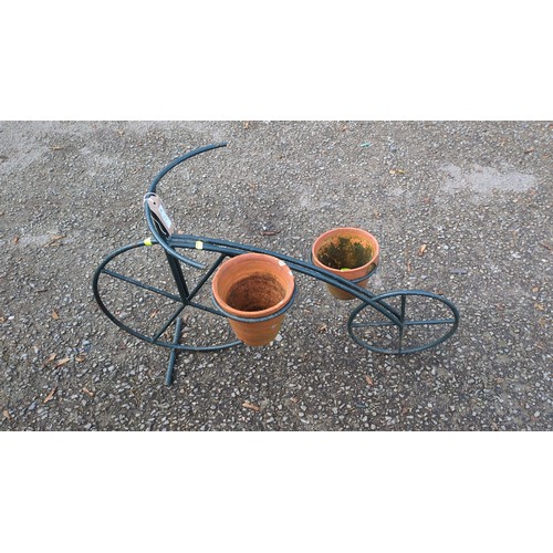 Bicycle-form garden planter in painted tubular metal, with spoked ...
