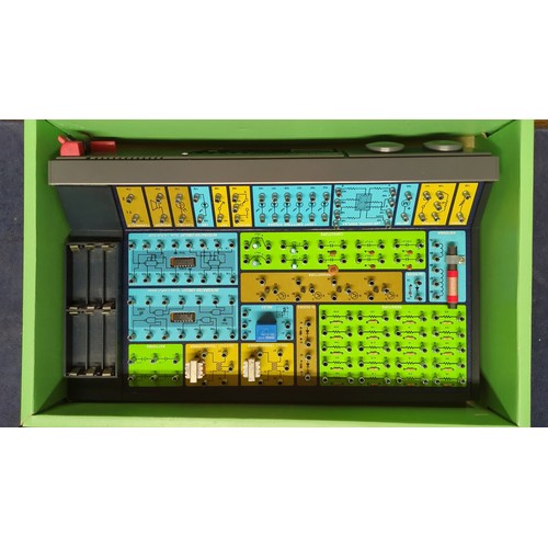 Science Fair 200-in-One Electronic Project Lab, catalogue no. 28-265 ...