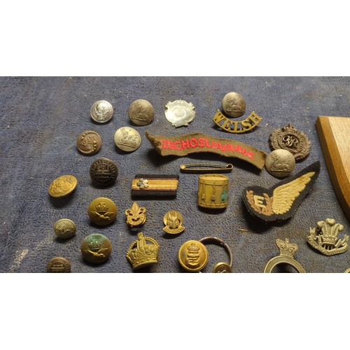 A collection of British and Commonwealth military buttons, cap badges ...