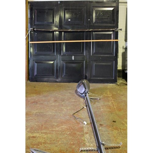 37 - 7FT X 6.5FT REMOTE GARAGE DOOR