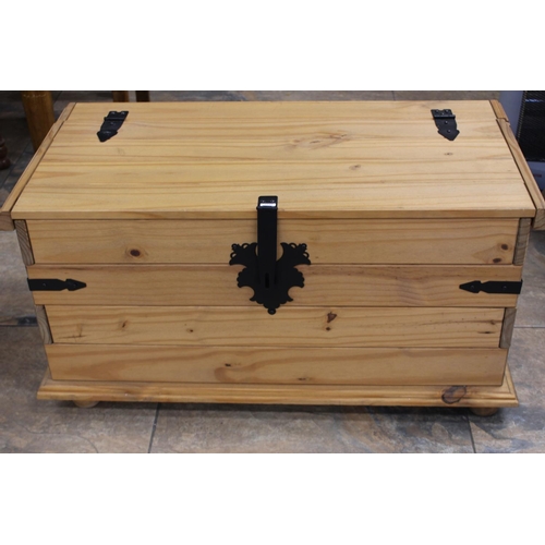 82 - CORONA STORAGE CHEST