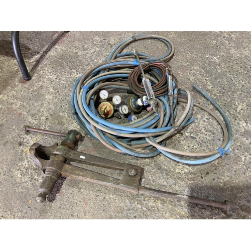 11 - LARGE WELDERS VICE & BURNING TACKLE