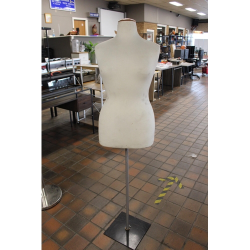 47 - CLOTHES MANEQUIN