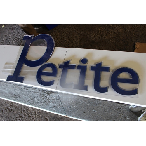 67 - PETITE SIGN