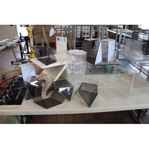 27 - QUANTITY OF SMALL SALON DISPLAY STATIONS & SALON STORAGE STATION