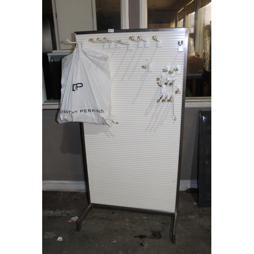 3 - S/S CLOTHES DISPLAY