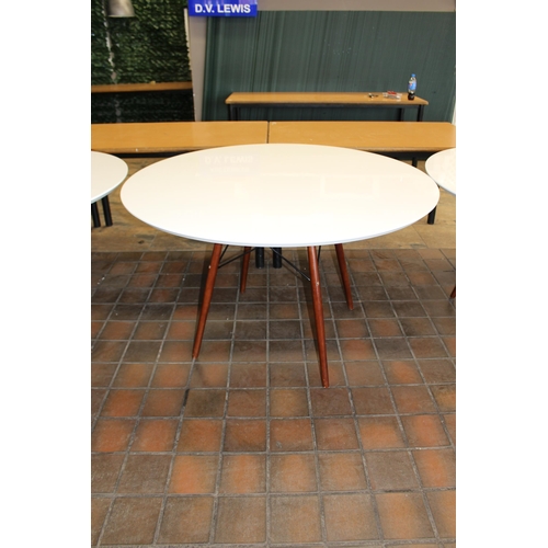 97 - HIGH GLOSS ROUND TABLE