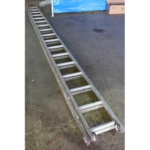 9B - DOUBLE ALUMINIUM LADDER