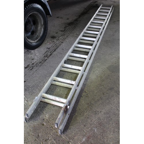 9C - DOUBLE ALUMINIUM LADDER