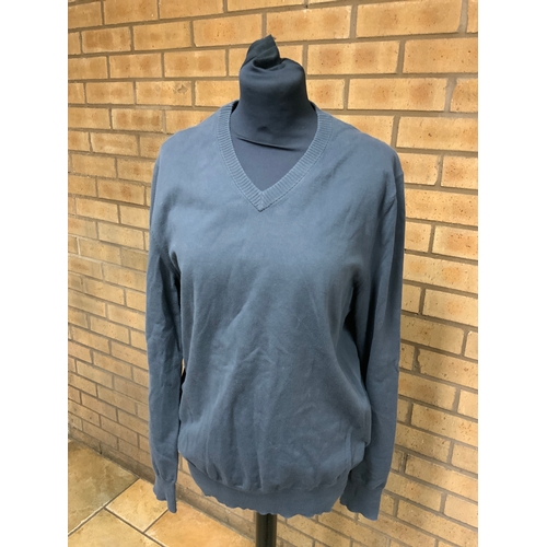 192 - HUGO BOSS GREY JUMPER SIZE LARGE, HUGO SLIM FIT SIZE X GREY V NECK JUMPERL TOTAL RRP £170(CRP7)... 