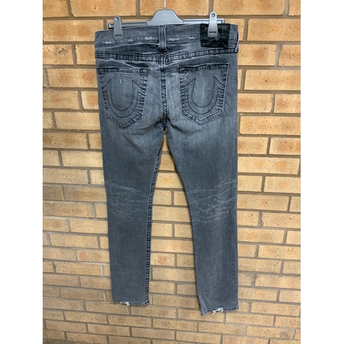 171 - TRU RELIGION ROCCO BLACK JEANS SIZE 34, TRU RELIGION ROCCO BLUE JEANS SIZE 36 (CRP8)