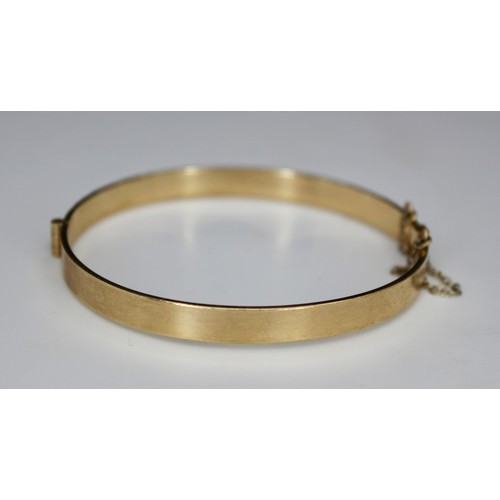 221 - ETCHED GOLD PLATED BANGLE WITH SAFETY CHAIN & GOLD COLOURED BRACELET WITH DRAGON FLY CHARMS PAM/... 