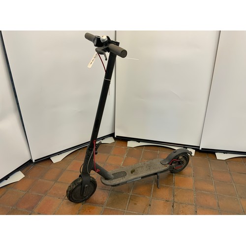78 - M365 ELECTRIC SCOOTER BLACK RRP £259 no charger  (9388)